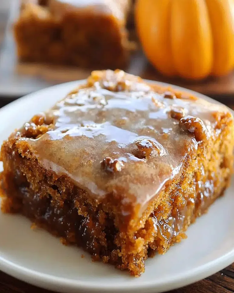 Easy Pumpkin Honey Bun Cake – Perfect for Fall Gatherings